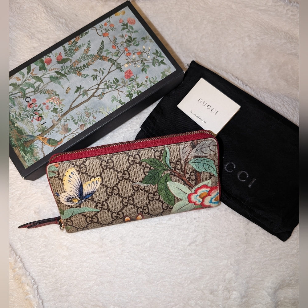 Gucci zip around wallet. Tian print, GG coated canvas